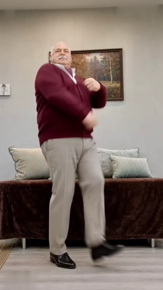 Toc Toc solo reference: one dancer in a living room